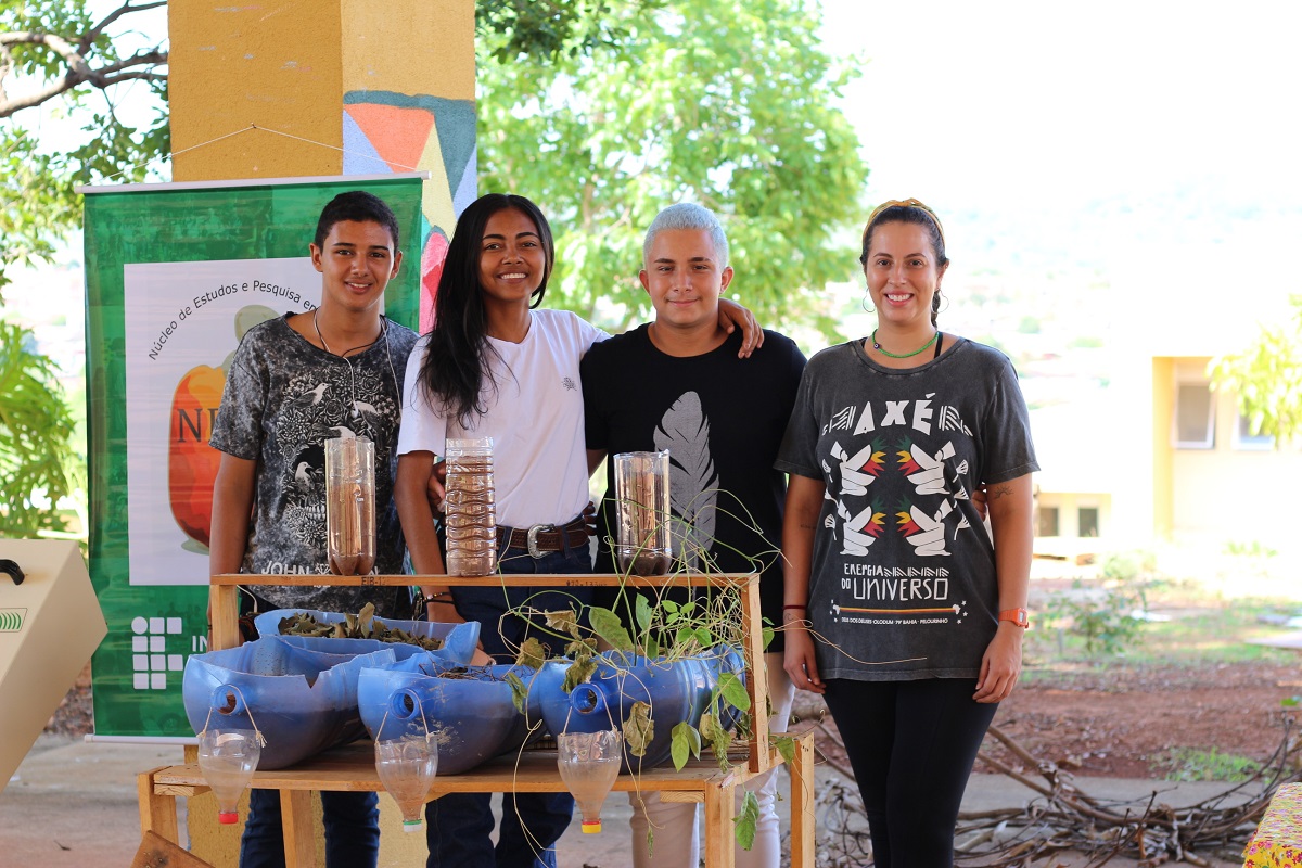 Integrantes do projeto de reaproveitamento de resíduos da arborização urbana